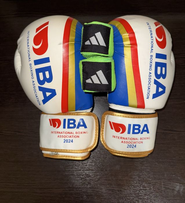 Перчатки STING IBA 10унц + бинты ADIDAS