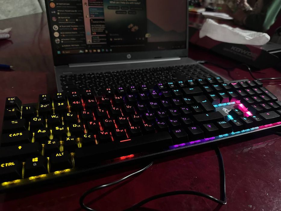 Клавиатура светится разноцветными цветами