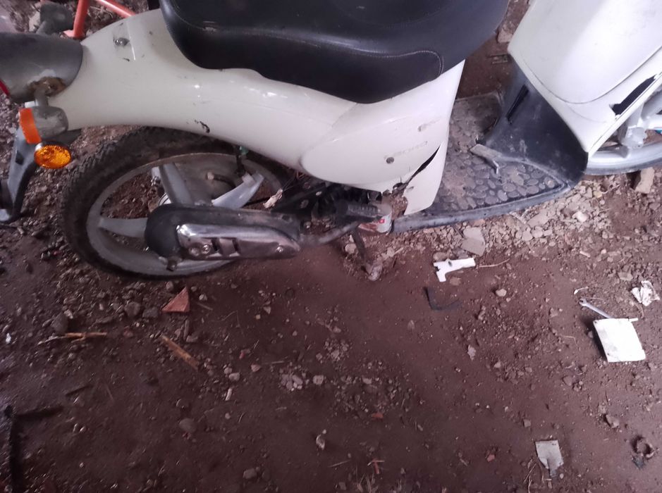 Vând scuter funcțional Aprilia scarabeo mai multe detalii an privat