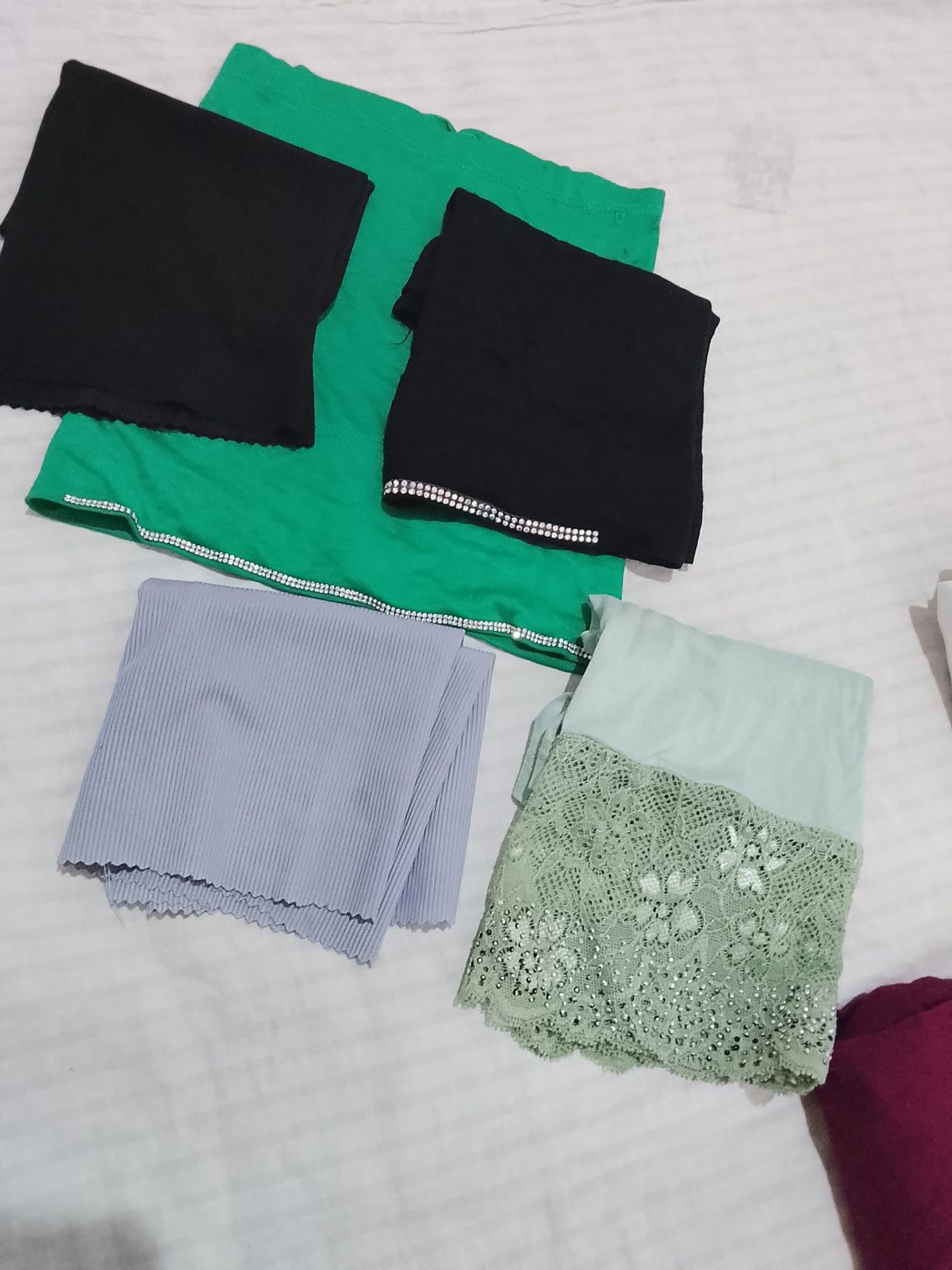 Roʻmol hijab ichindan giyiladoni sotiladi