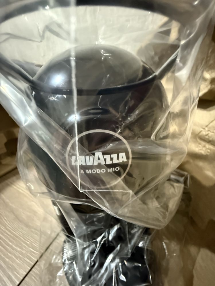 Продавам чисто нова кафемашина Lavazza A Modo Mio Black-с капсули