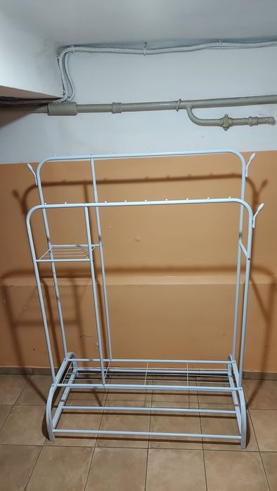 Вешалка в хорошем состоянии высота 155 см,ширина 110 см
