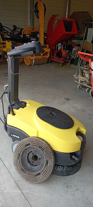 masini pentru curatat pardoseli dure sau mochete de inchiriat