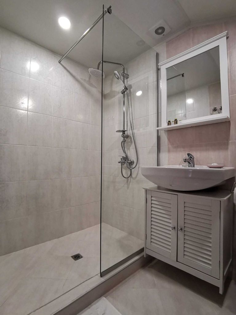 Продава се Хотел в Велинград - 684 кв.м за 615 €/кв.м - Снимка #10