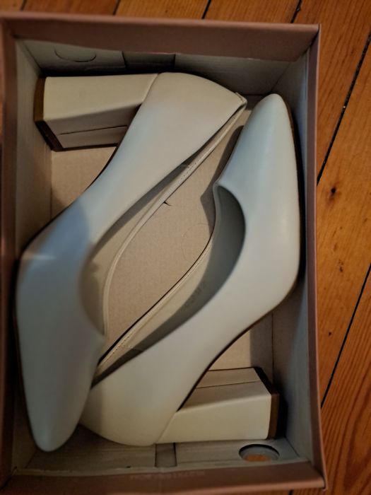 Бели дамски обувки