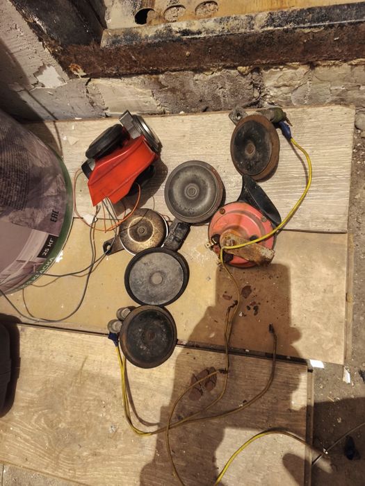 Клаксоны на машину. Сигнал.