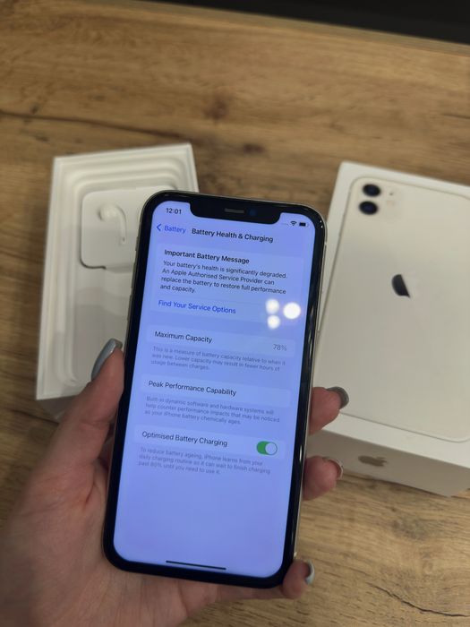 iPhone 11 + слушалки и 9 кейса