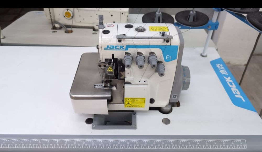 Швейная машинка оверлок 4-х нитка