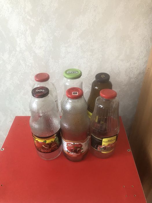 Продам.Литровые бутылки с крышками,литровые банки с закручивающимися