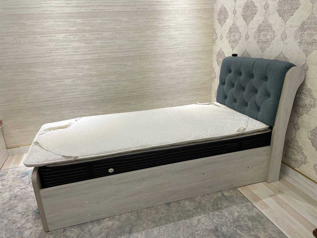 Yaxshi holatda yotoq va shkaf – matras va topper bilan!