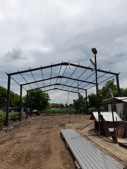 Vând de pe stoc hală metalică învelită cu tabla.
