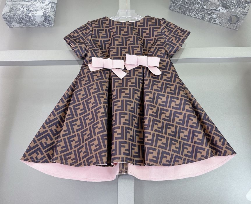 Детска дунапренова рокля Fendi. Налична в размер 100 110 и 120 см.