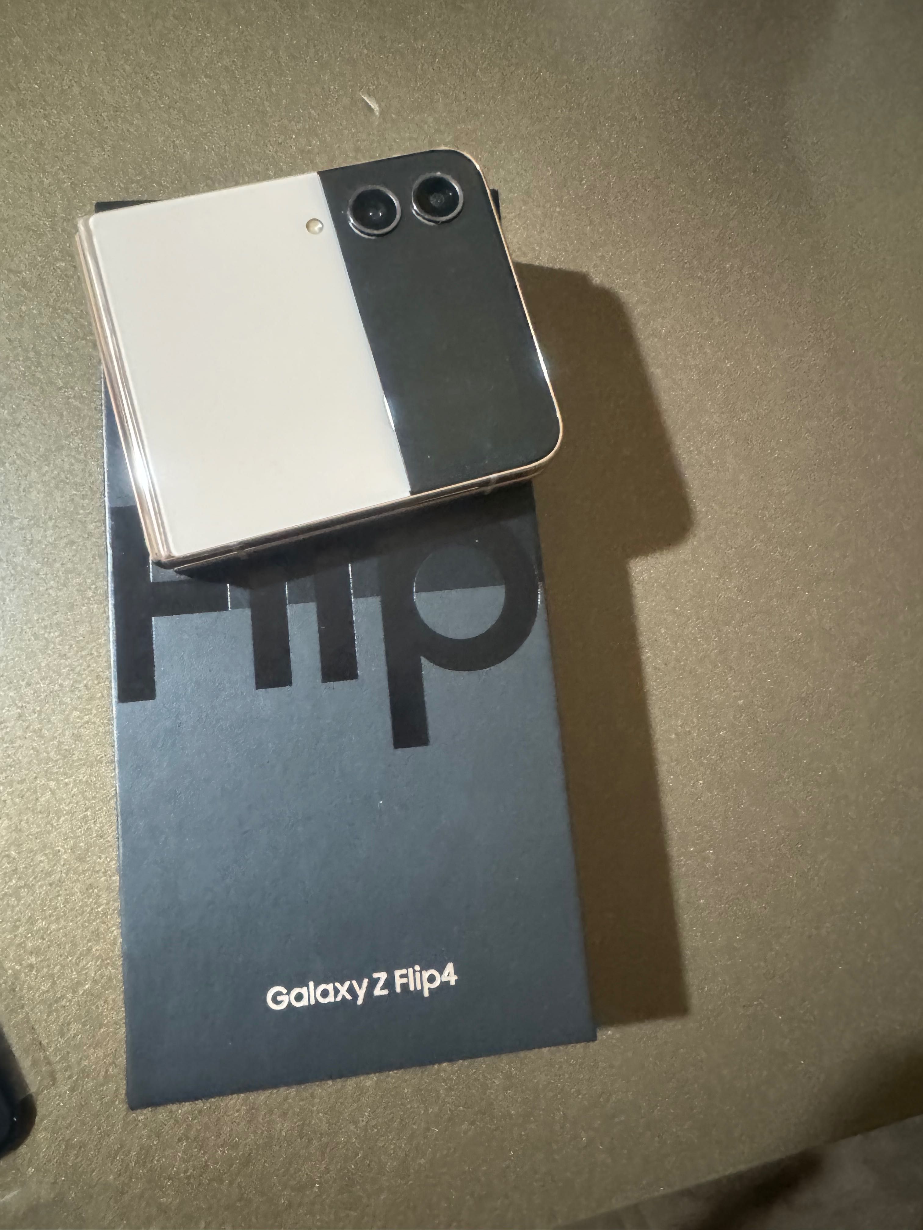 Продавам Samsung Zet flip 4