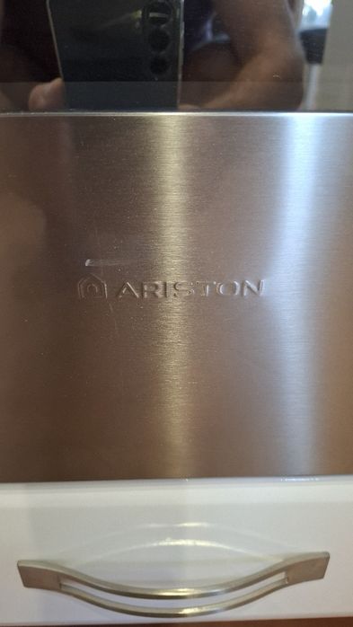 Продавам  фурна за вграждане ARISTON