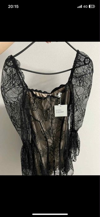 Rochie scurtă, elegantă.