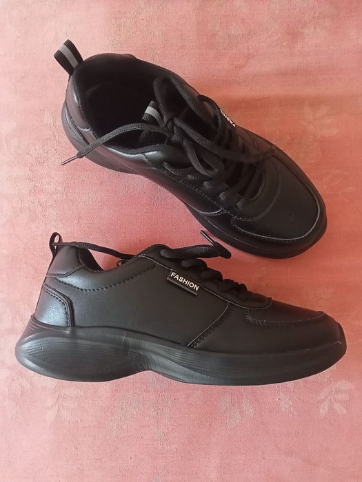 Нови дамски черни маратонки