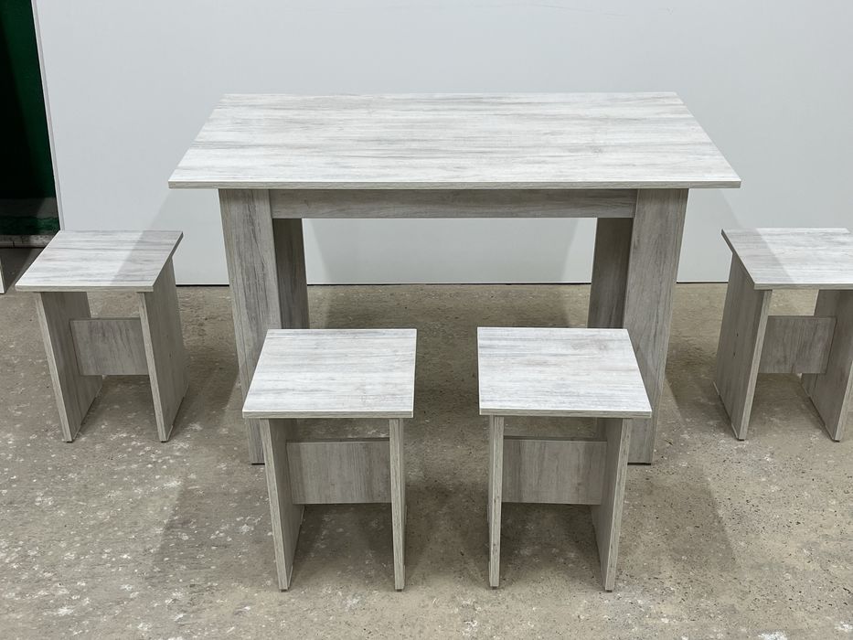 Кухонный стол с табуретками