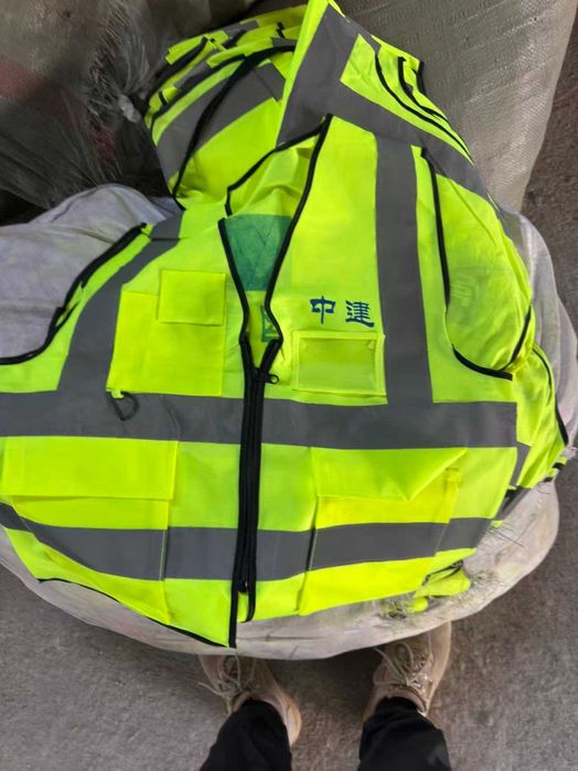 каска и светоотражающий жилет