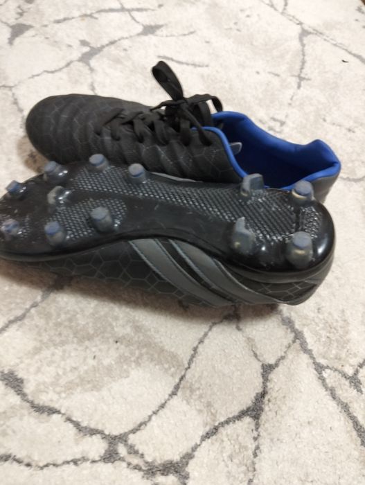 Papuci de fotbal cu crampoane.