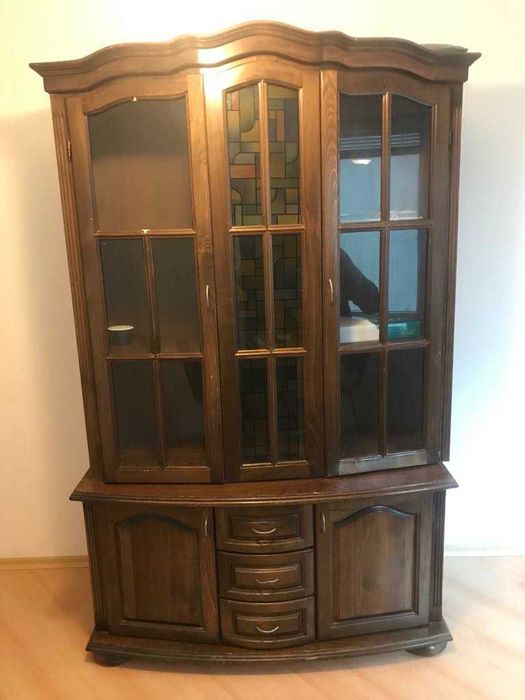 Масивен красив и запазен бюфет-витрина