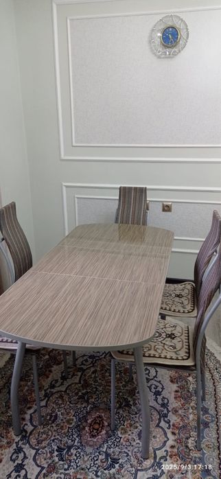 Срочно!Продам кухонный стол со стульями