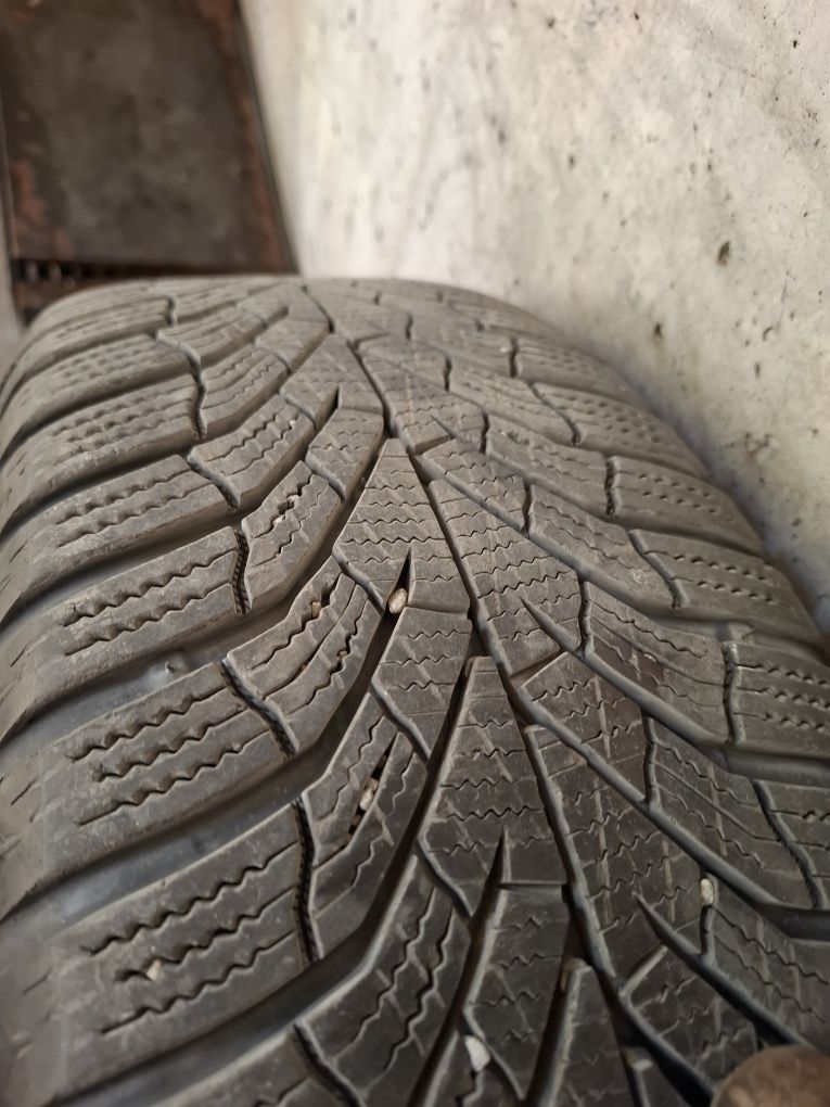 Зимни гуми Kumho 195/65/15" DOT2723 на метални джанти 5×112 и тасове