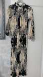 Rochie eleganta, material tip evantai, comoda si noua, nu este purtata