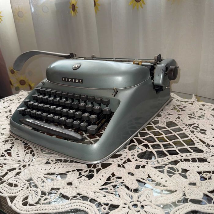 masina de scris Alpina cu scris RAR si FUNCTIONALA