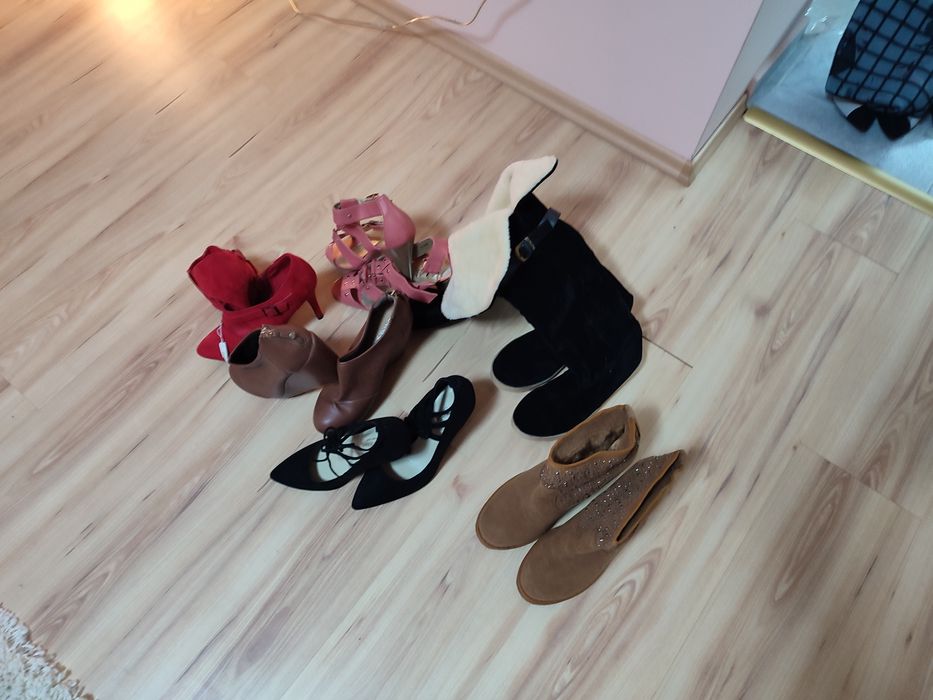 Различни видове дамски обувки внос от Англия