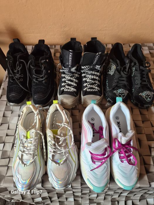 Дамски обувки и маратонки.