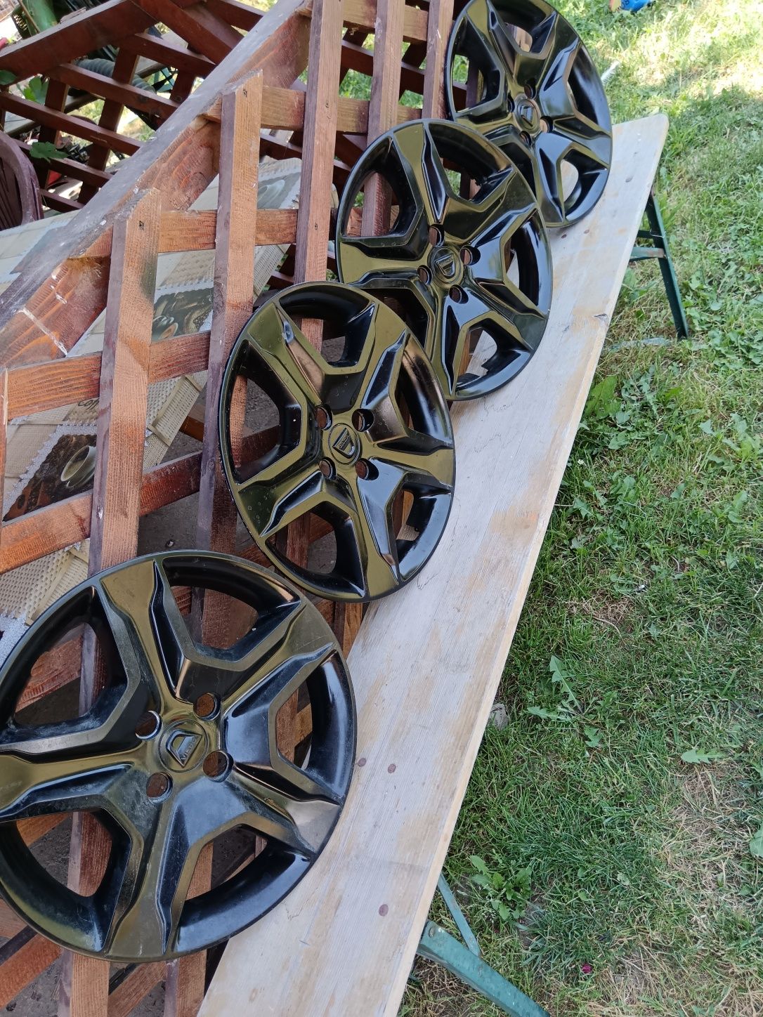 Vând capace  pe 16 cu gauri prezoane,originale DACIA Sandero