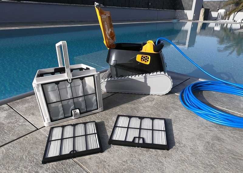 Robot aspirator pentru curatat piscina Maytronics Dolphin E30