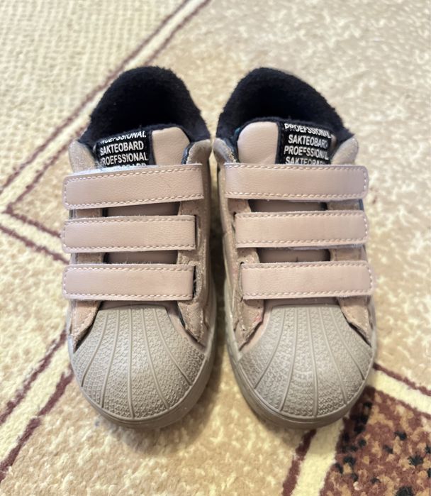 Продам в отличном состоянии кроссы на липучках, внутри мех байка, 28-р