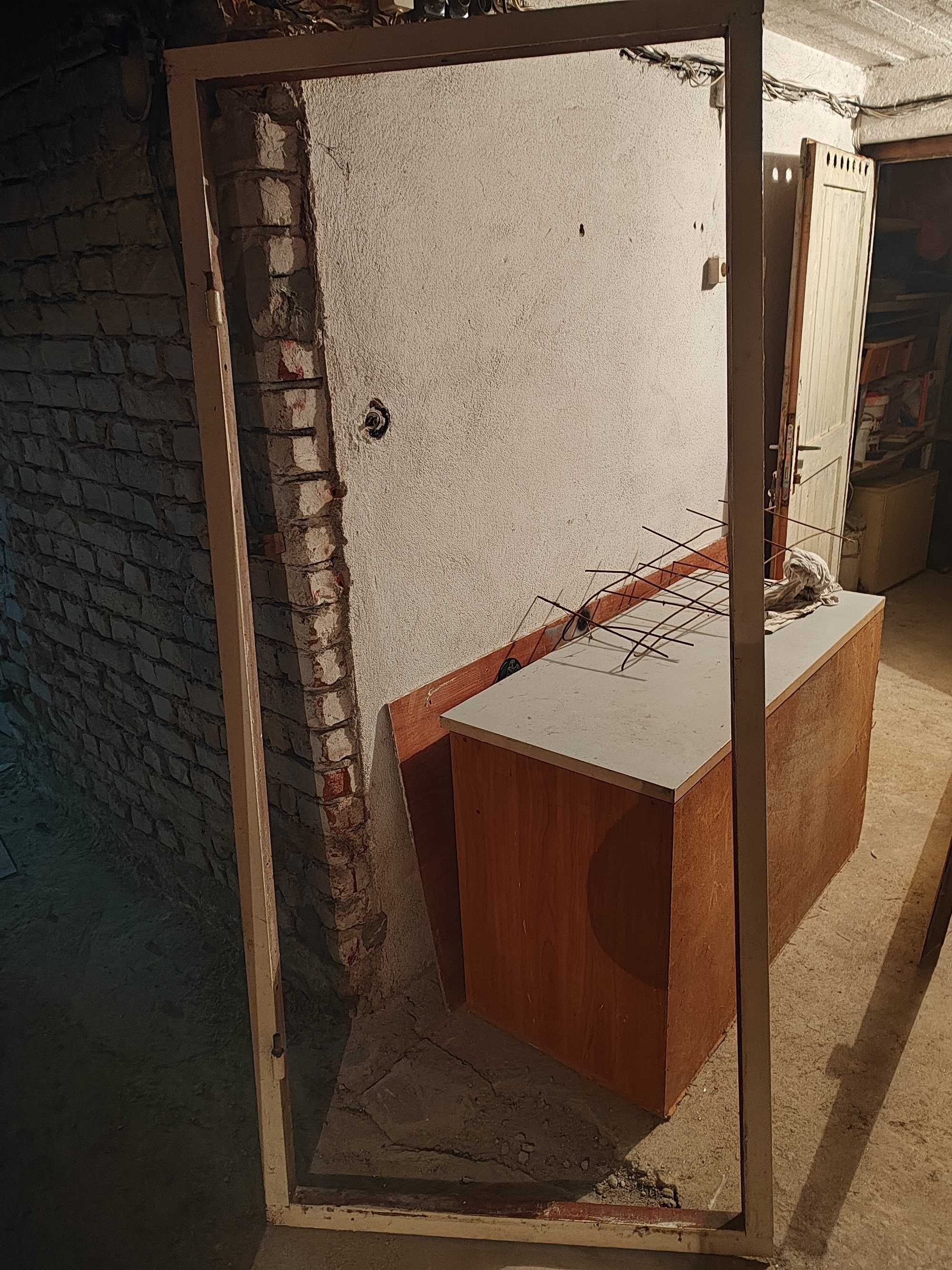 Желязна врата с каса