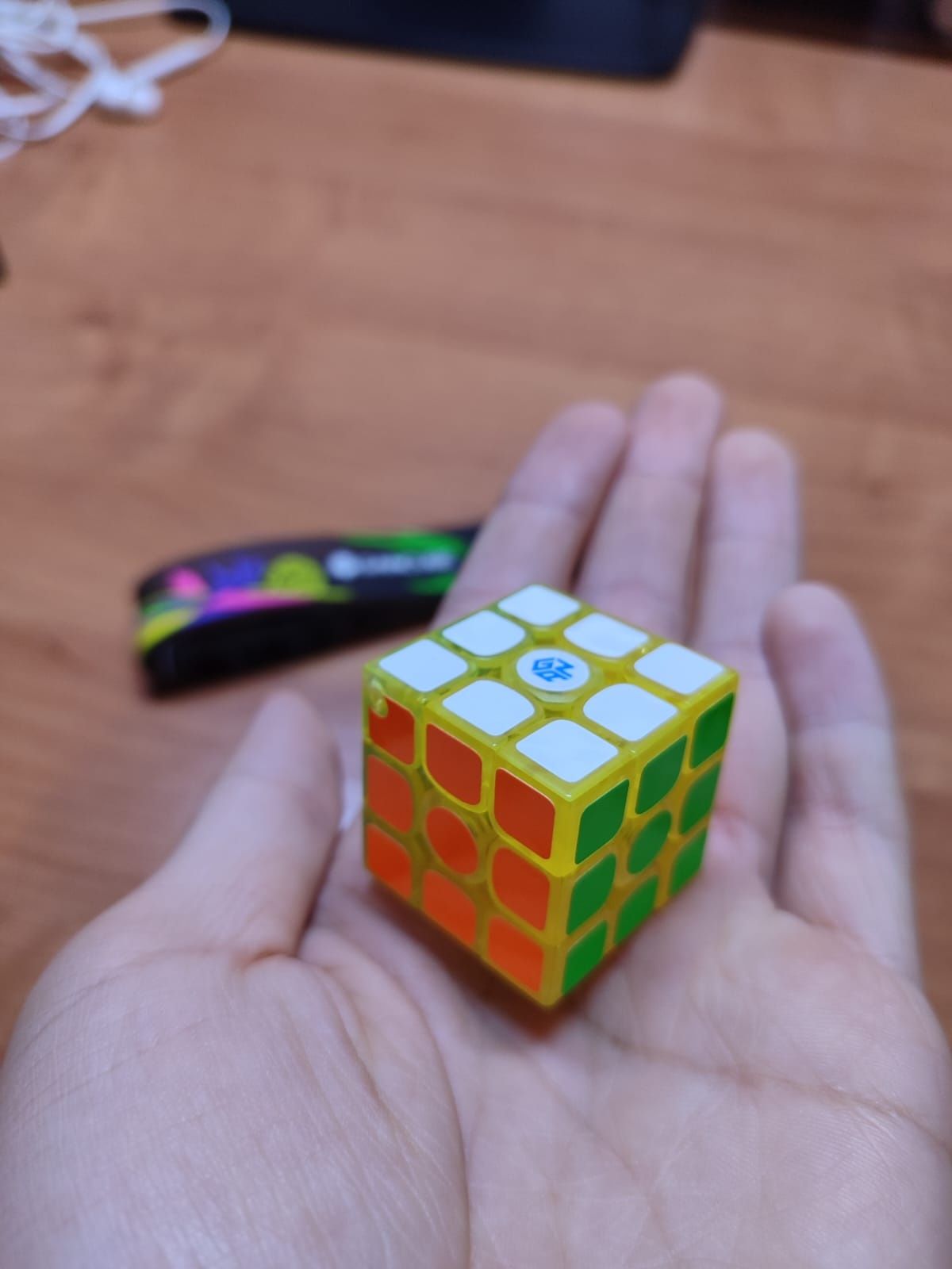 Продам брелок кубик рубика