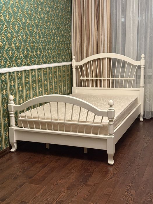 Кровать из массива