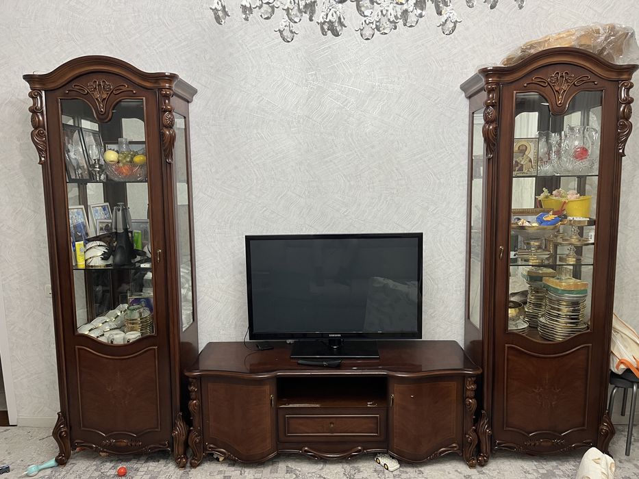 Шкаф-витрина для гостинной