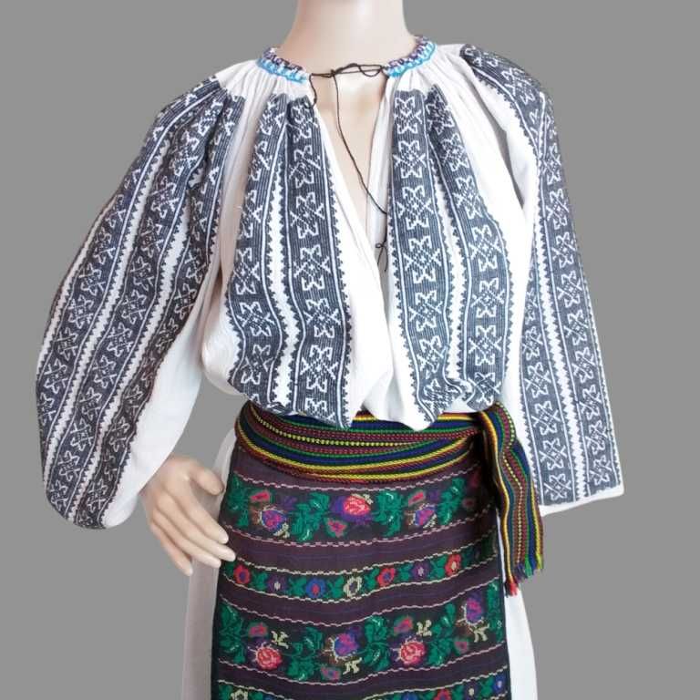 Costum popular vechi lucrat manual masura M-L