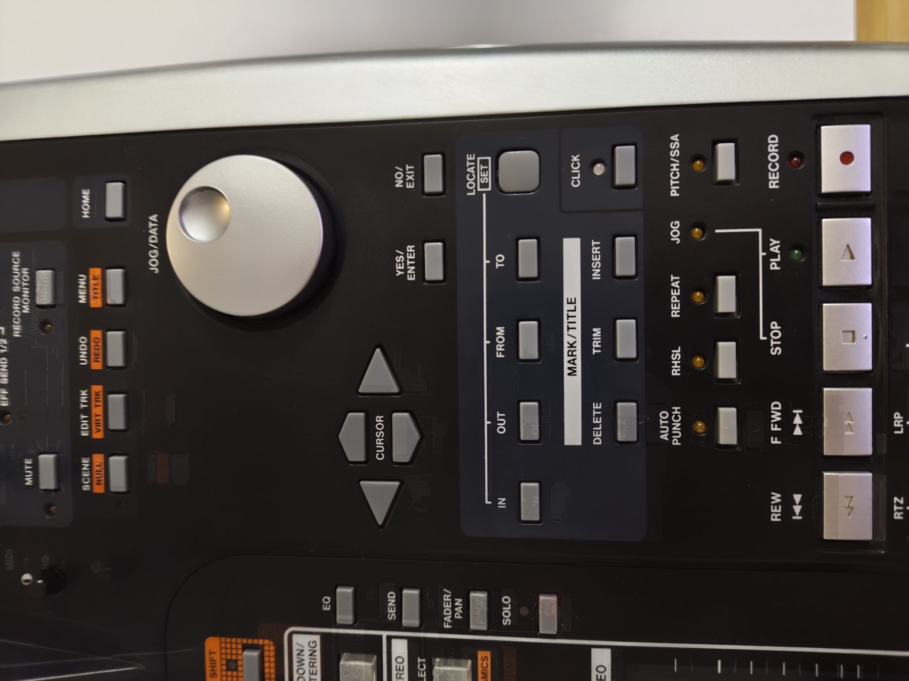 Студиен рекордер Tascam 2488neo; студиен микрофон Presonus M7; стойка
