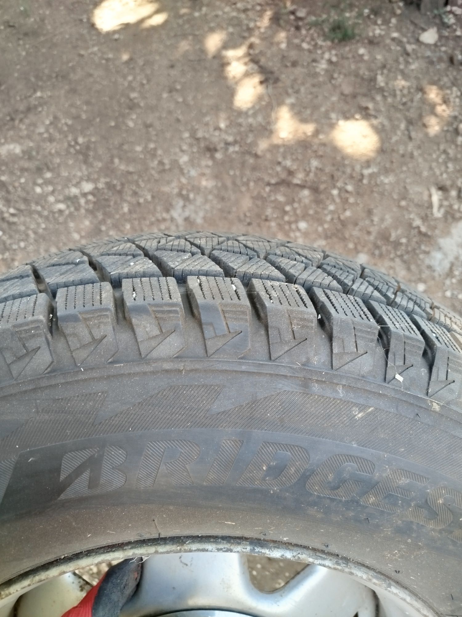 Продавам 4 бр гуми Bridgestone с джанти