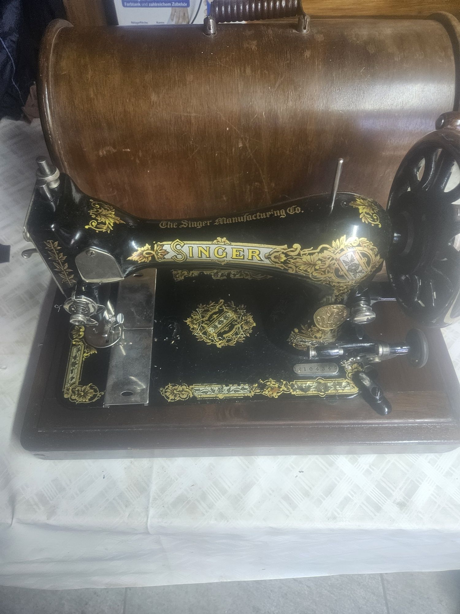 2 mașini de cusut manuale Singer si Flora