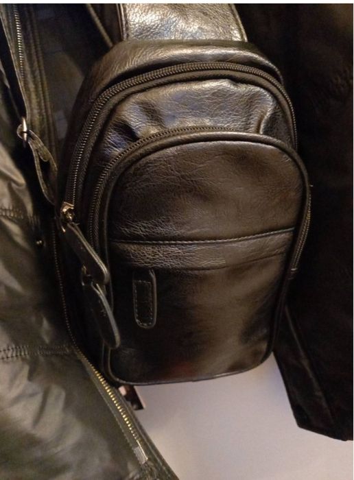 Продаю кожаную барсетку.