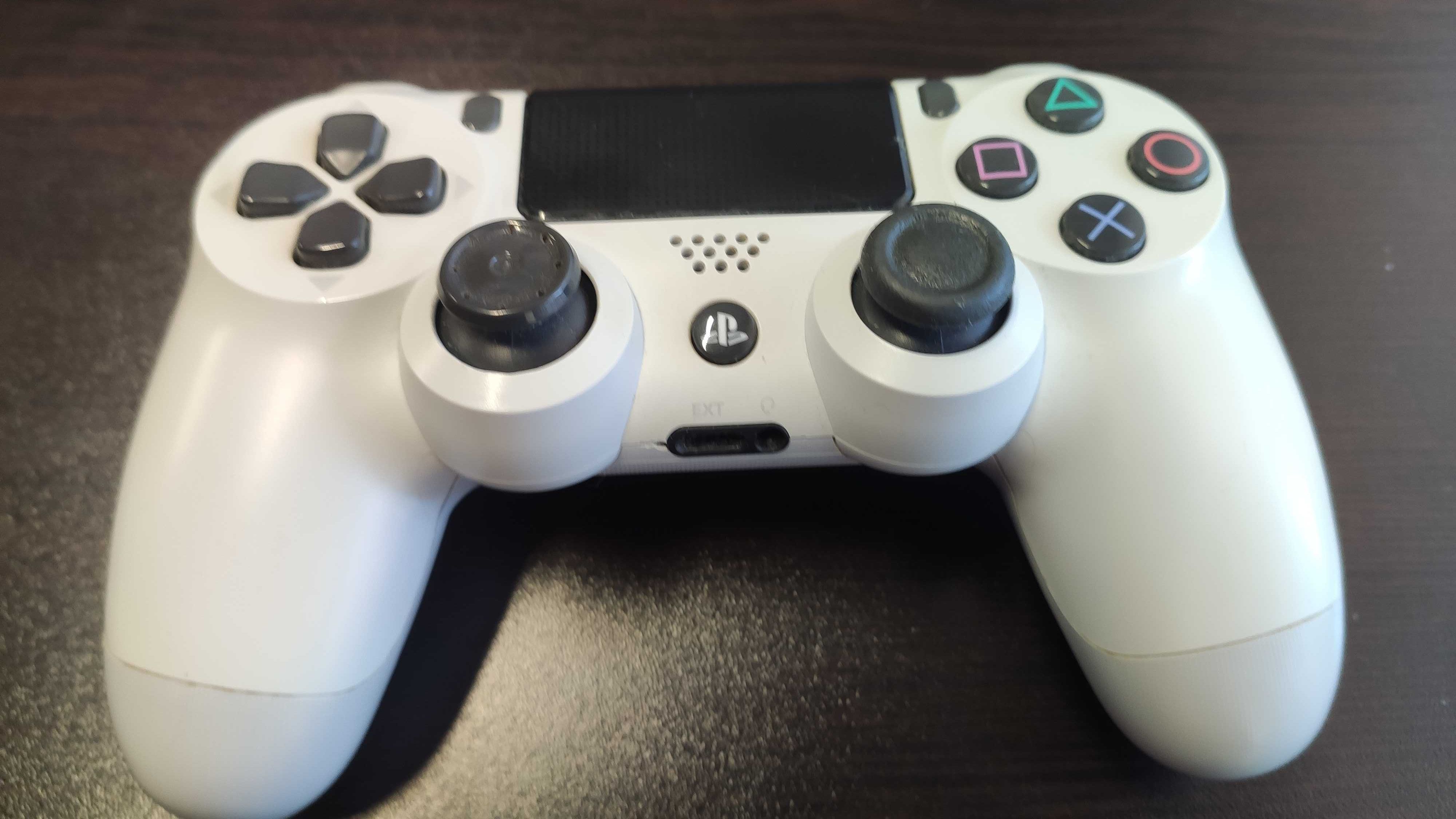 Джойстик за PS4 бял