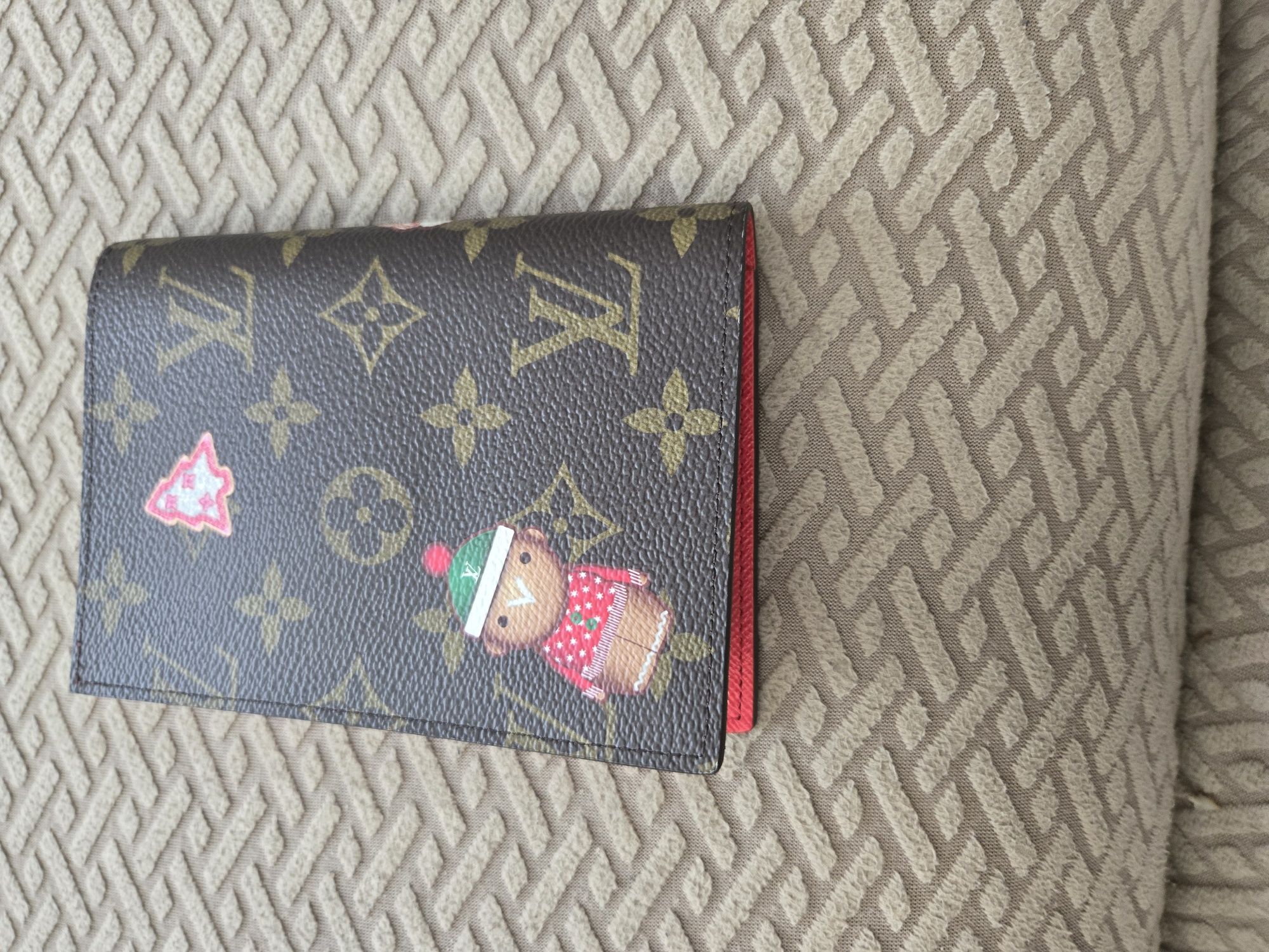 LOUIS VUTTON passport holder