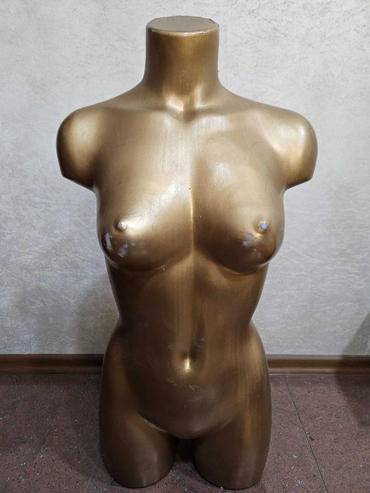 Манекен за витрина