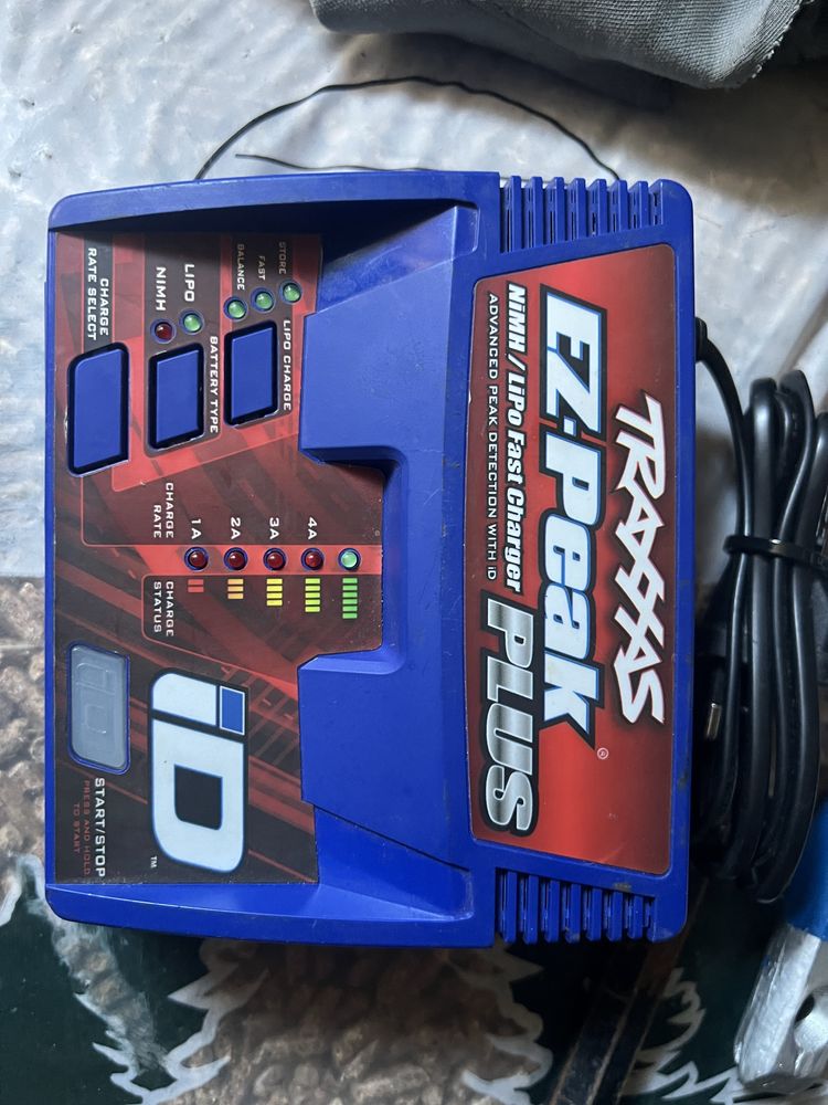 Зарядна станция Traxxas .