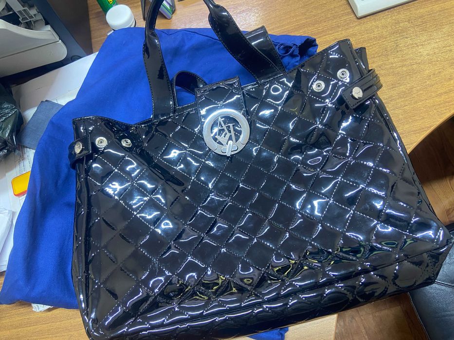 Продам женскую сумку Armani