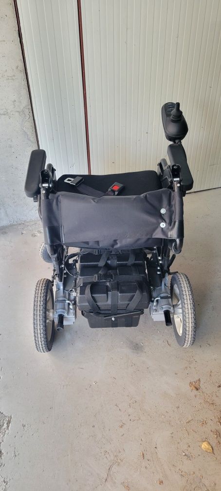 Продавам почти нова електрическа инвалидна количка