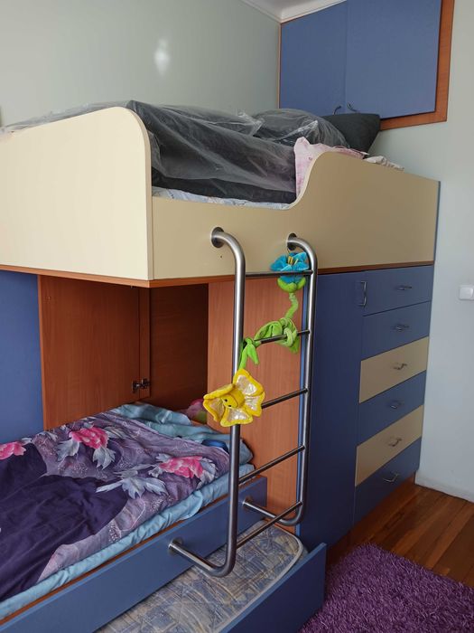 Двуетажно легло с изтеглящо се трето легло със скрин и обемна ракла.