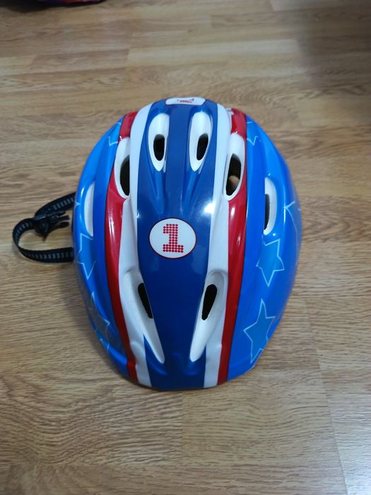 Vând casca, cotiere și genunchiere